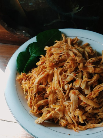 Bagaimana Menyiapkan Ayam Suwir Pedas Manis, Sempurna