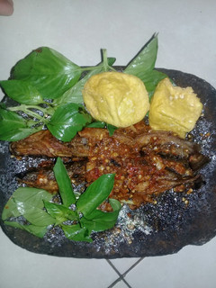 Foto resep Lele keprek sambal terasi + lalap kemangi