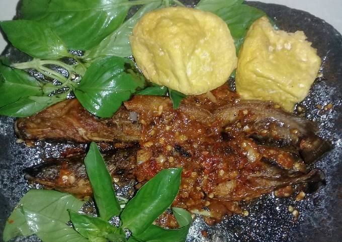 Resep: Lele keprek sambal terasi + lalap kemangi Irit Anti Gagal