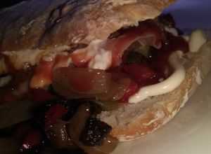 Una foto de Chivito en pan ciabatta
