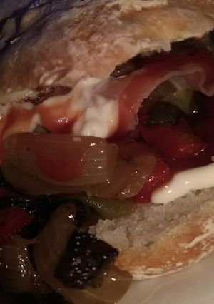 Una foto de Chivito en pan ciabatta
