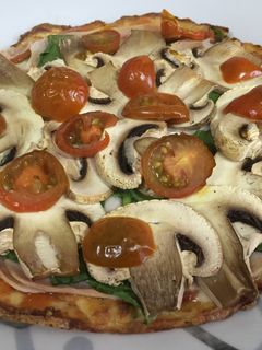 Una foto de Pizza con masa de coliflor