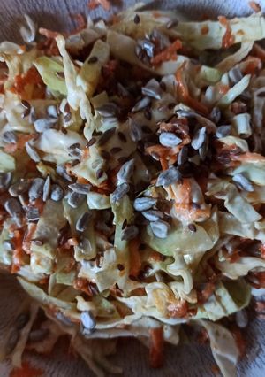Una foto de Ensalada de repollo, zanahoria y pepino