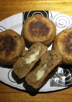 Una foto de Pancitos integrales rellenos de queso en sartén