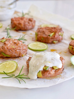 Una foto de Hamburguesas de pavo y aguacate con DIP de yogur | @DarixLAB