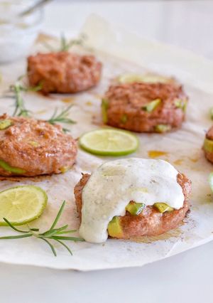 Foto principal de Hamburguesas de pavo y aguacate con DIP de yogur | @DarixLAB