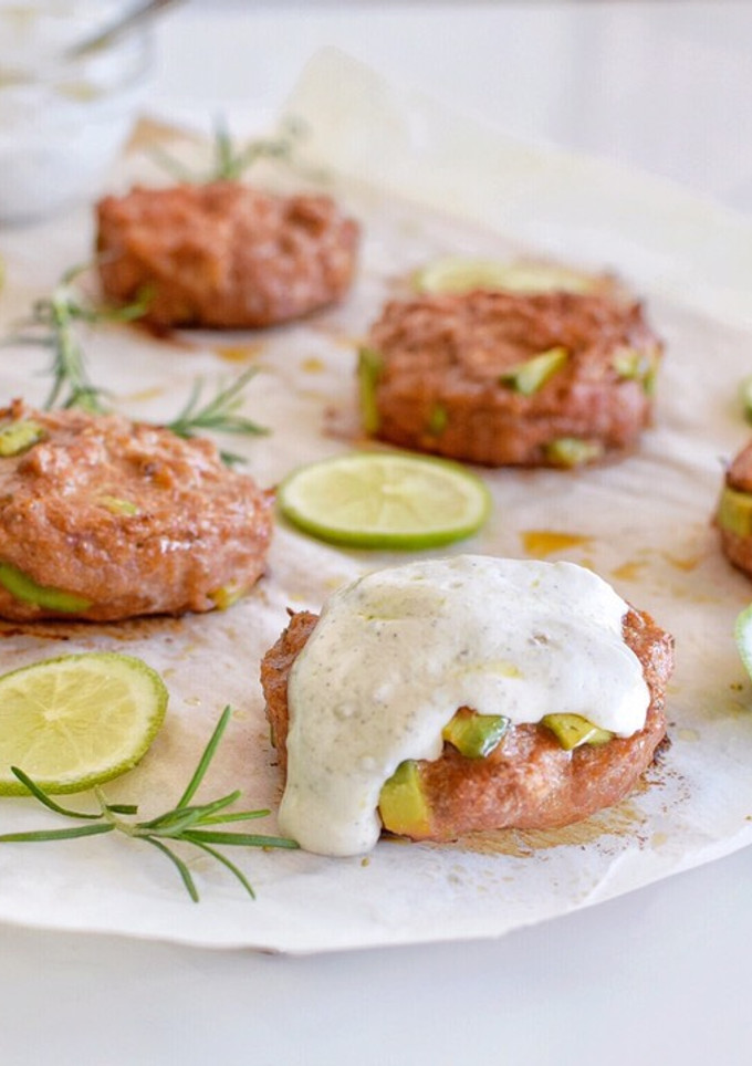 Una foto de Hamburguesas de pavo y aguacate con DIP de yogur | @DarixLAB