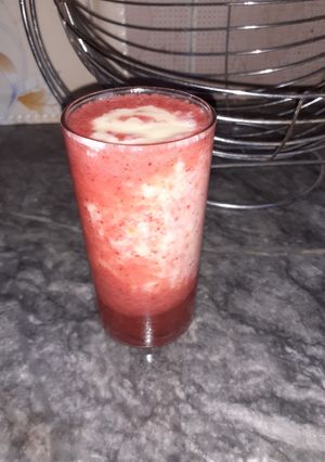 A picture of Strawberry & Mango swirl smoothie.