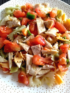 Una foto de Ensalada de pasta con vinagreta y pollo