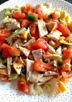 Foto principal de Ensalada de pasta con vinagreta y pollo
