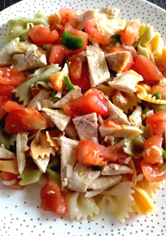 Una foto de Ensalada de pasta con vinagreta y pollo
