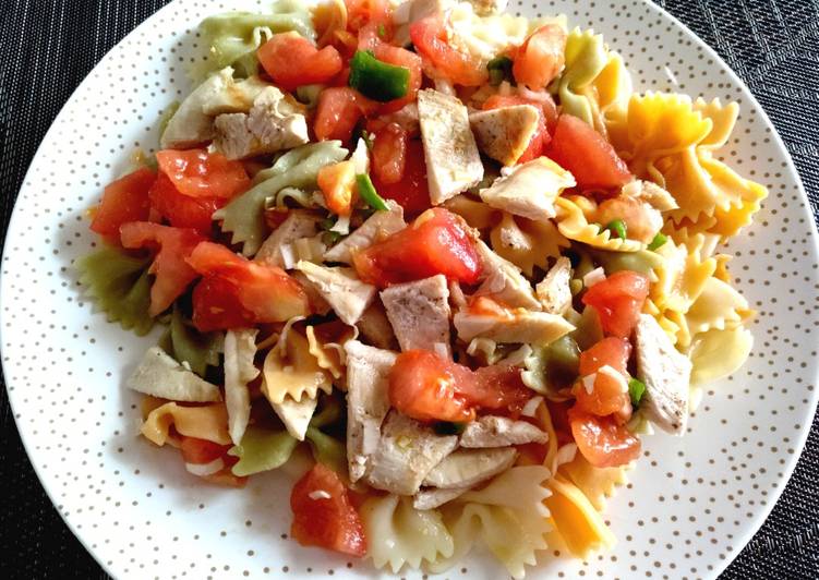 Ensalada de pasta con vinagreta y pollo