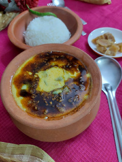 बथुआ पकोडा कढी (Bathua pakoda kadhi recipe in Hindi) रेसिपी मुख्य फोटो