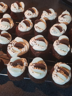 Una foto de Muffins de chocolate con copo de crema!!!