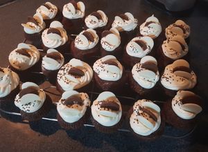 Una foto de Muffins de chocolate con copo de crema!!!