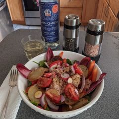 A picture of Salade Niçoise (or is it ensalada mixta?).