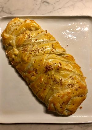 Une photo de Feuilleté tressé à la viande et mozzarella