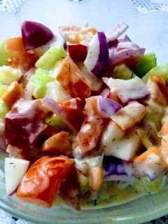 Joghurtos tavaszváró saláta 🍅🥒🥕🧅🫑🥗 recept fotója