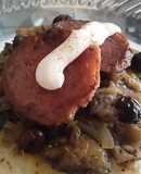 Arepa con salteado de berenjena, calabacín, cebolla y pasas de uva🍘🍆🥒🌰🍇🥓🍘