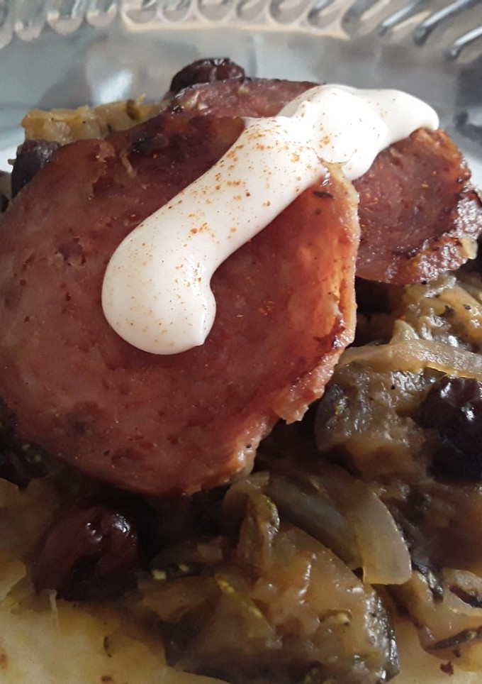 Una foto de Arepa con salteado de berenjena, calabacín, cebolla y pasas de uva🍘🍆🥒🌰🍇🥓🍘
