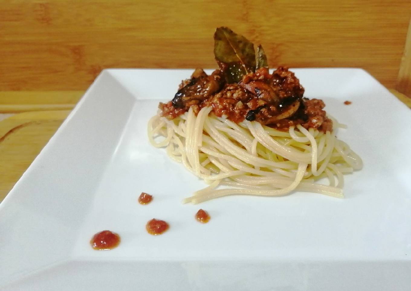 Salsa boloñesa con champiñones al vino tinto y Spaghetti