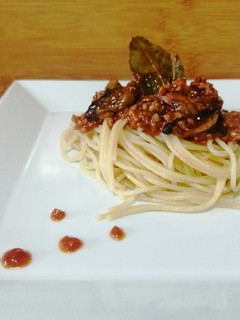 Una foto de Salsa boloñesa con champiñones al vino tinto y Spaghetti