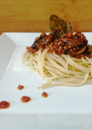 Una foto de Salsa boloñesa con champiñones al vino tinto y Spaghetti