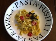 Una foto de tallarines al pesto