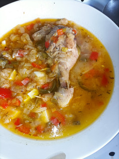 Una foto de Pollo con verduras, huevo y piñones