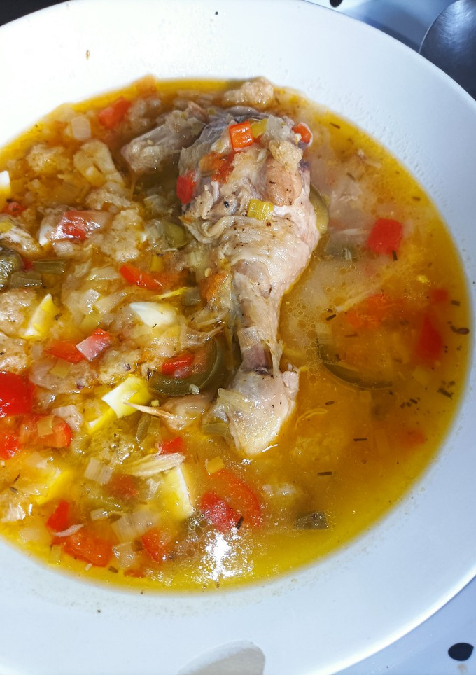 Una foto de Pollo con verduras, huevo y piñones