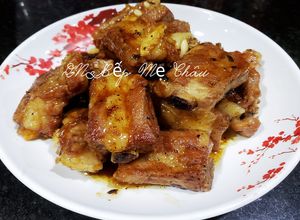 Hình của món Sườn non ram mặn ngọt.