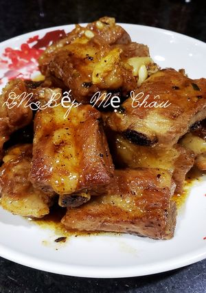 Hình của món Sườn non ram mặn ngọt.