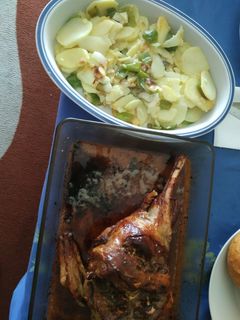 Una foto de Pierna de cordero asado con patatas a lo pobre