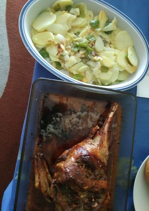 Foto principal de Pierna de cordero asado con patatas a lo pobre