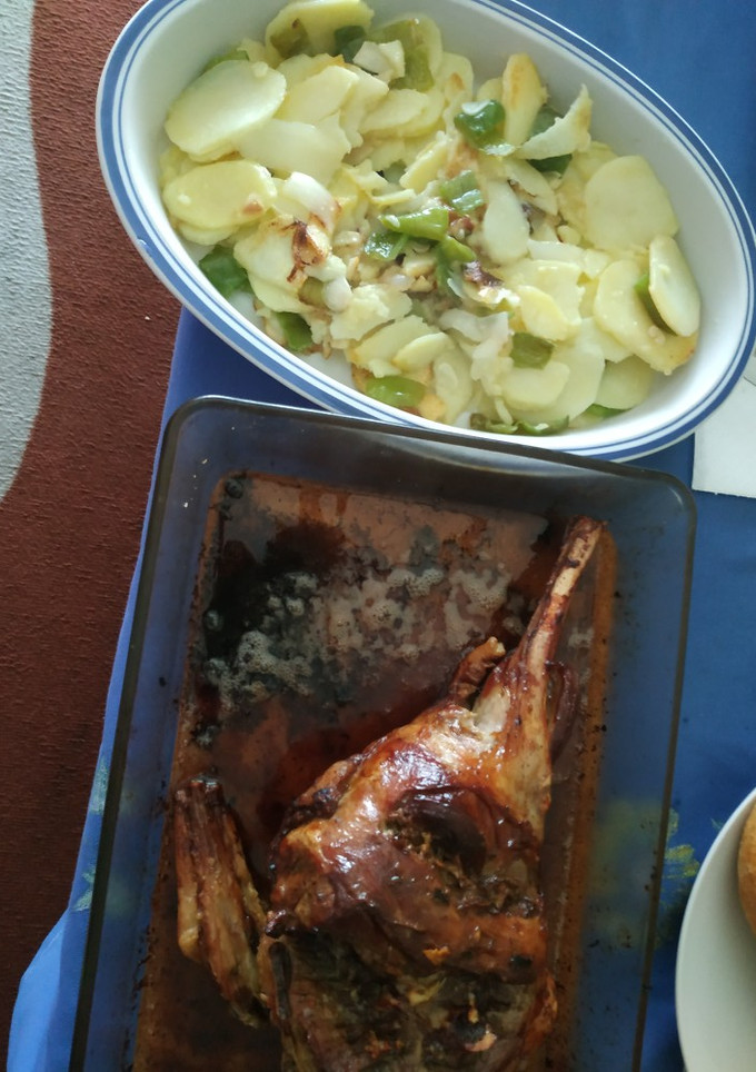 Una foto de Pierna de cordero asado con patatas a lo pobre