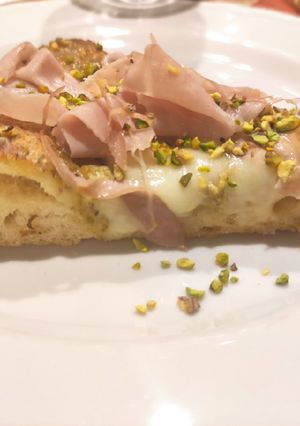 Foto di Pizza con pesto di pistacchio e mortadella