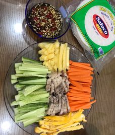 bánh tráng cuốn thịt luộc