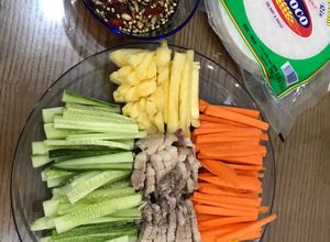 Hình của món Bánh tráng cuốn thịt luộc.