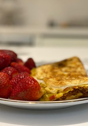 Una foto de Omelette de claras con relleno de cebolla 🧅 pimiento 🫑 acompañamos con frutos rojos ! 🍳 desayunos !