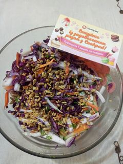 Фото Салат с горчичной заправкой и семенами подсолнечника.
