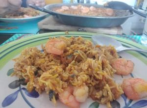 Una foto de Fideuá de ostiones y camarones congelados