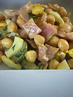 Una foto de Ensalada de garbanzos con lacón