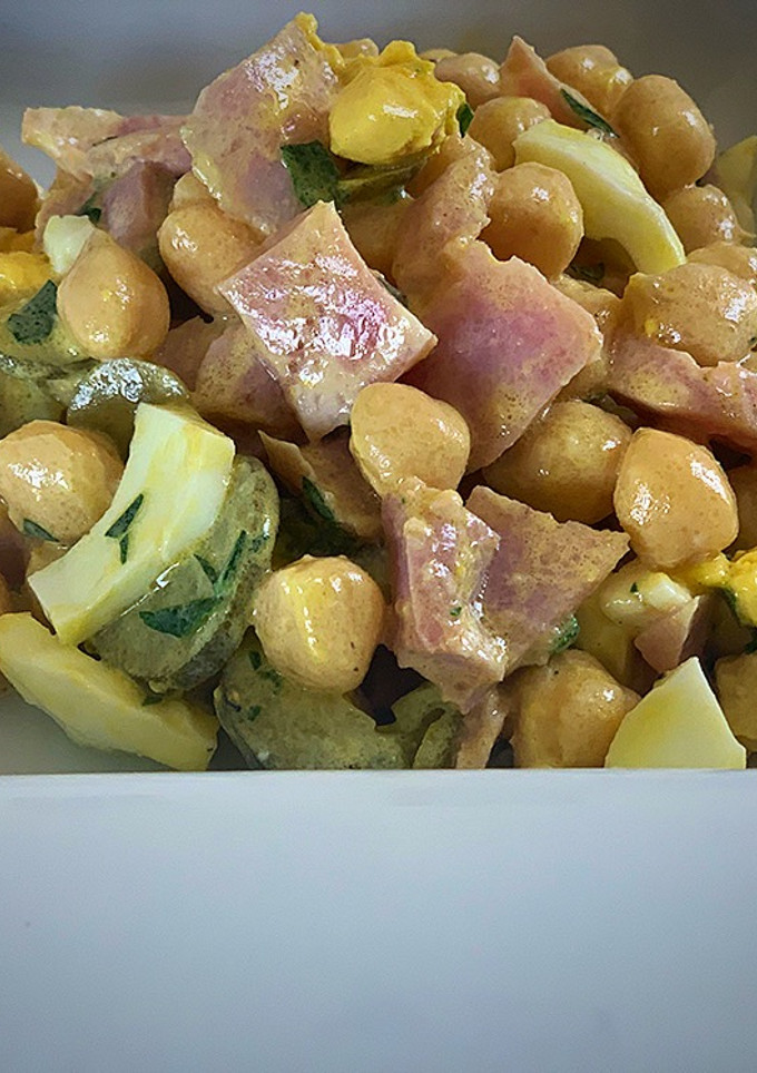 Una foto de Ensalada de garbanzos con lacón