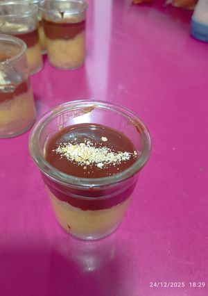 Una foto de Vaso de Postre de Natillas con Galletas y Chocolate