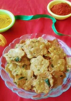 फूल पूरी (Phool puri recipe in hindi) रेसिपी मुख्य फोटो