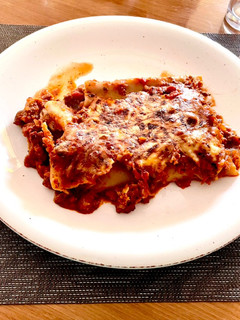 Una foto de Canelones rellenos con salsa