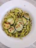 Courgettes grillées, pesto vert et tagliatelles