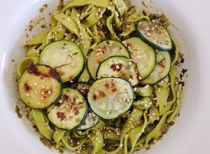 Une photo de Courgettes grillées, pesto vert et tagliatelles