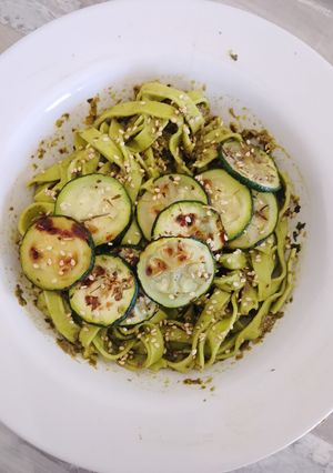 Une photo de Courgettes grillées, pesto vert et tagliatelles