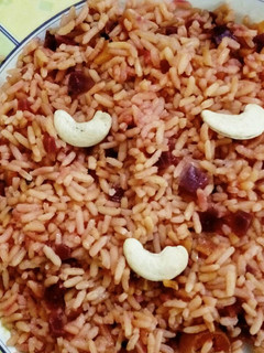 A picture of Beet roots pulao.